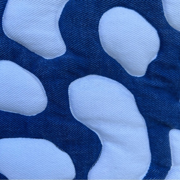 Annie Selke Pinecone Hill Pebbles Blue White Quilted Pillow Cover 22x22 GUC - Picture 9 of 10